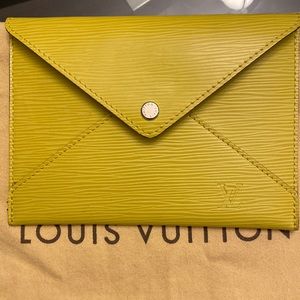 Louis Vuitton mini pochette in Epi leather , color - pistachio